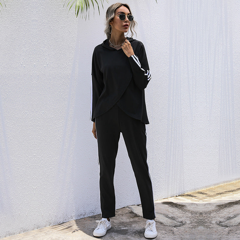 Damen Sportanzug mit modernem Schnitt und grafischen Akzenten GR