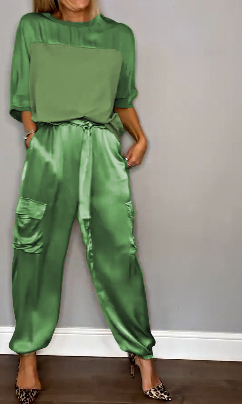 GR | The perfect two-piece suit for modern women, combining comfort and style