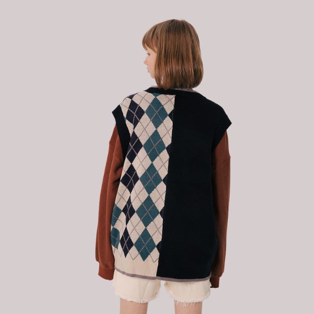 Block knitted vest with diamond pattern