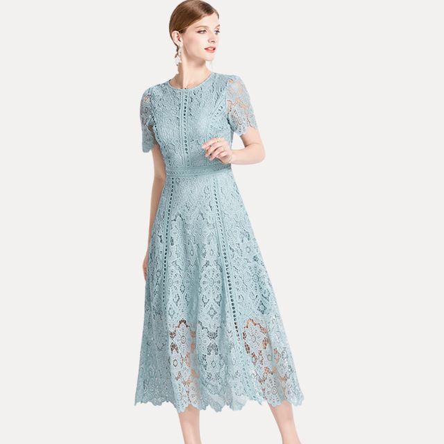 GR | Raffiniertes Spitzen-Midikleid mit Taillenbetonung