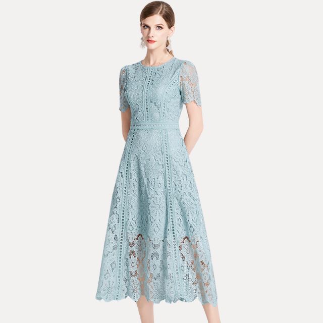 GR | Raffiniertes Spitzen-Midikleid mit Taillenbetonung