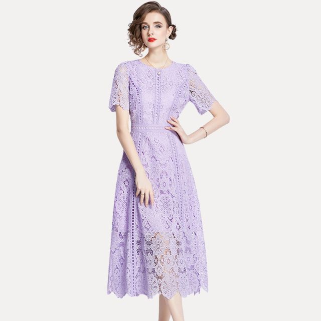 GR | Raffiniertes Spitzen-Midikleid mit Taillenbetonung