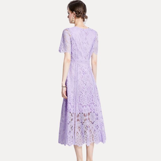 GR | Raffiniertes Spitzen-Midikleid mit Taillenbetonung