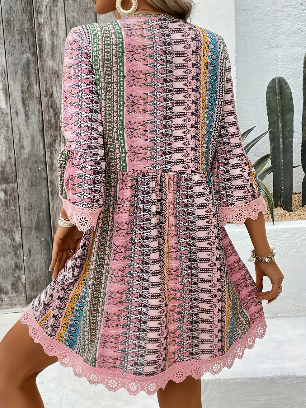 GR | Elegant dress with V-neck and lace trim