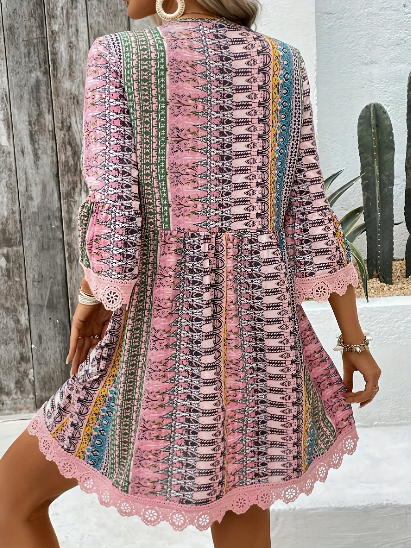GR | Elegant dress with V-neck and lace trim