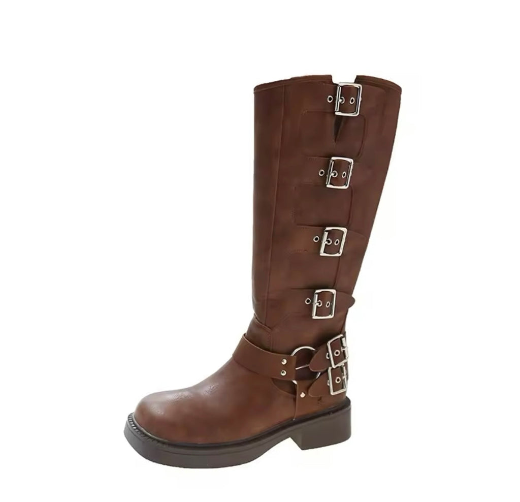 GR | Boots with buckles and heel