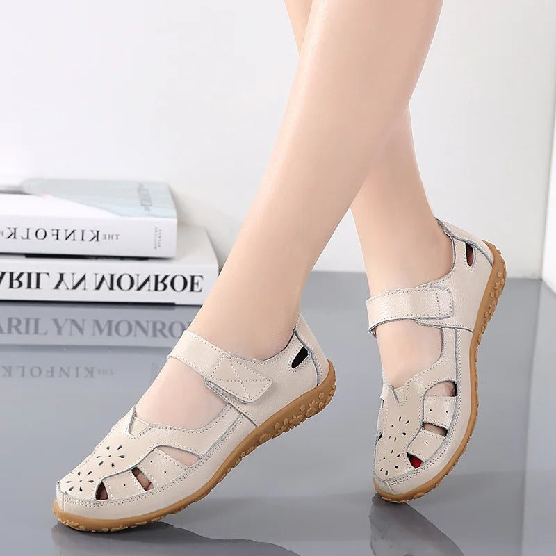 GR | Modern and comfortable closed-toe sandals