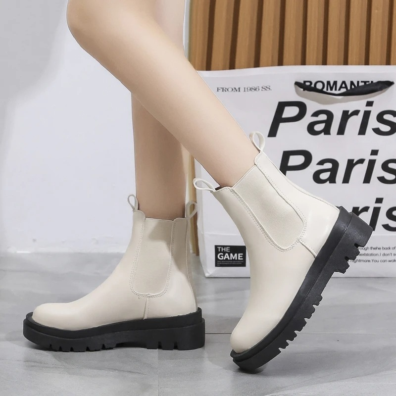 GR | Women's Chelsea Boots with Elastic Sides and Pull Tabs