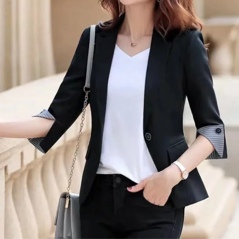 GR | Elegant women's blazer with button details. Ideal for the office.