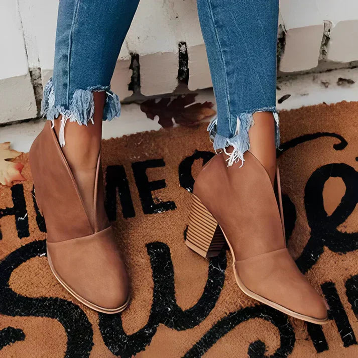 GR | Stylish ankle boots with a deep V-neck for a trendy look