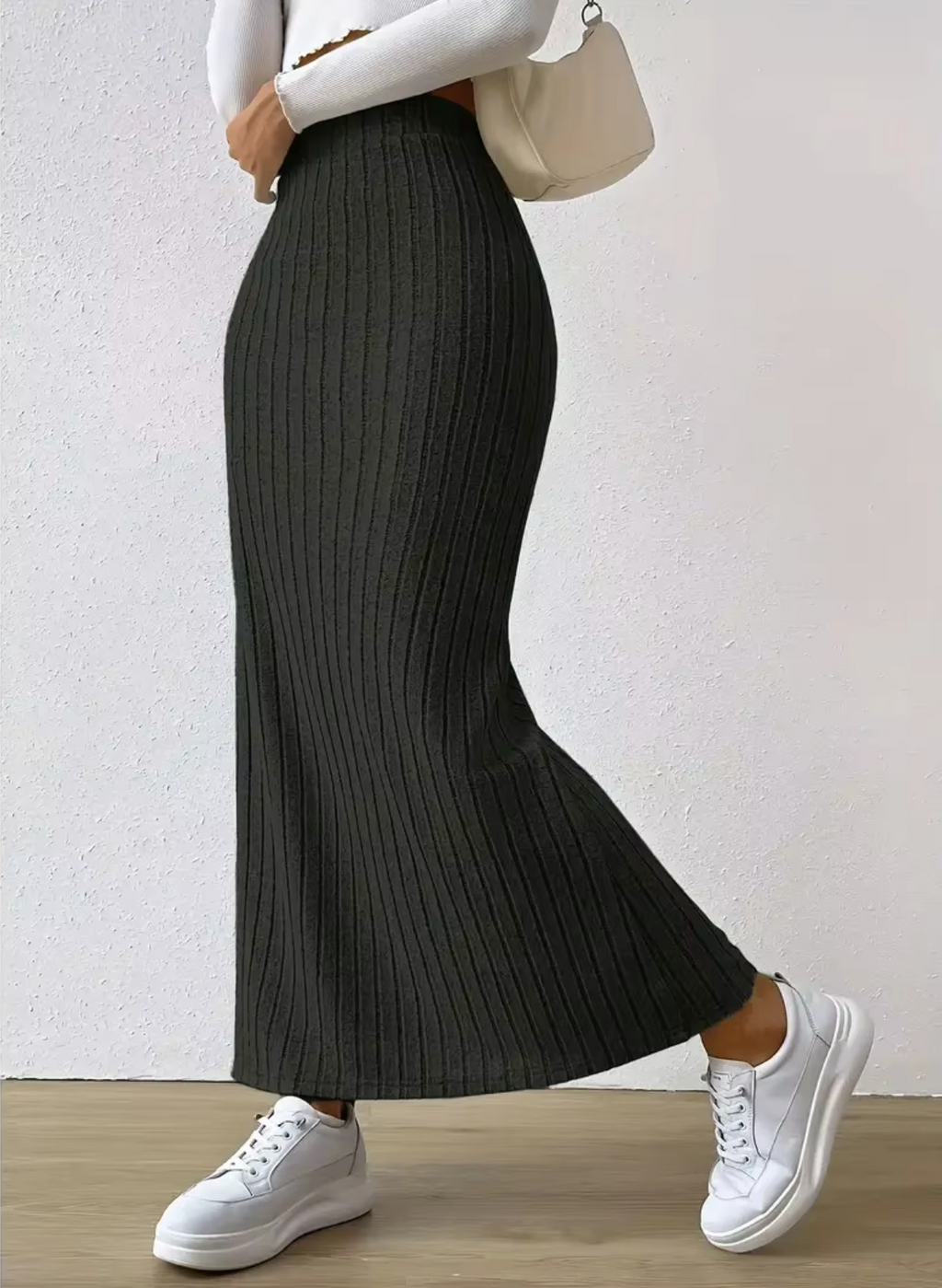 GR | Long high-waisted knit skirt