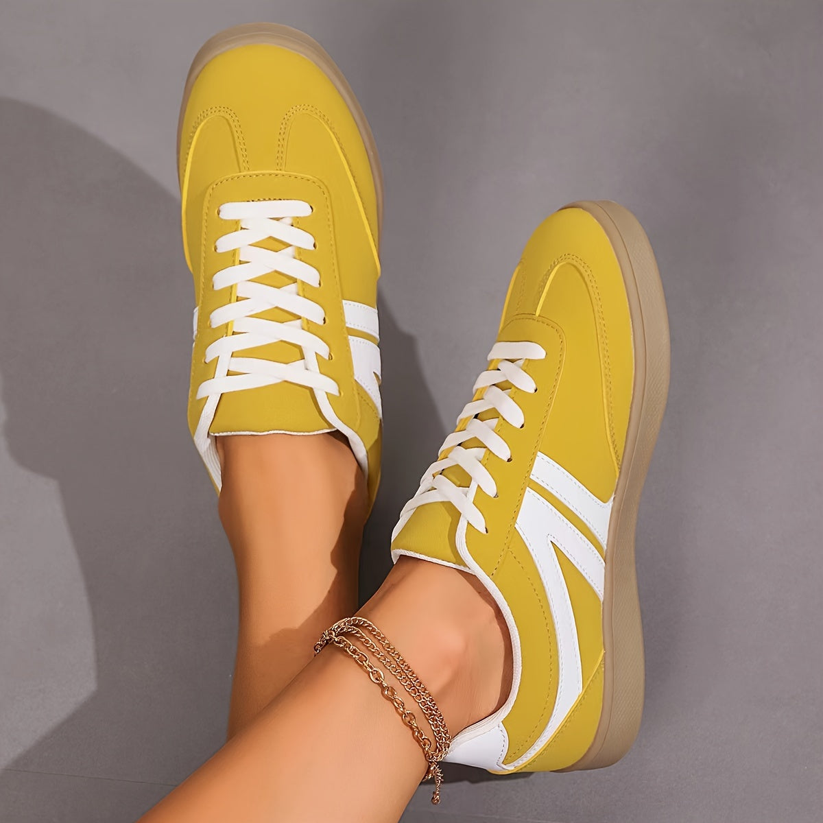 GR | Comfortable women's sneakers in solid colors