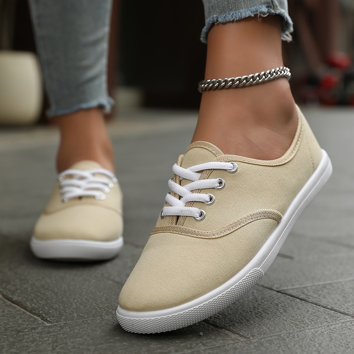 GR | Comfortable low-top canvas sneakers in white