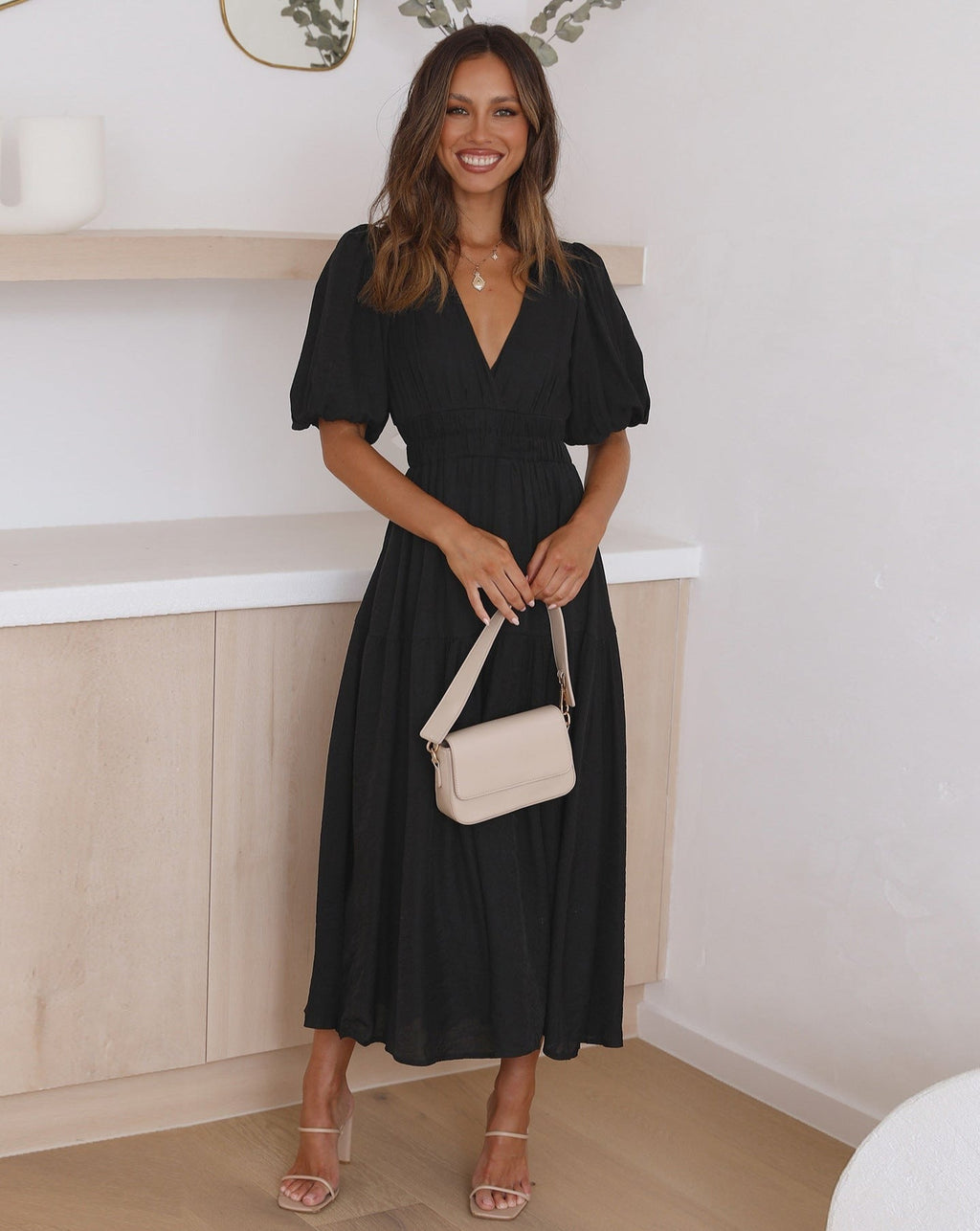 GR | Elegant dress with V-neck and puff sleeves