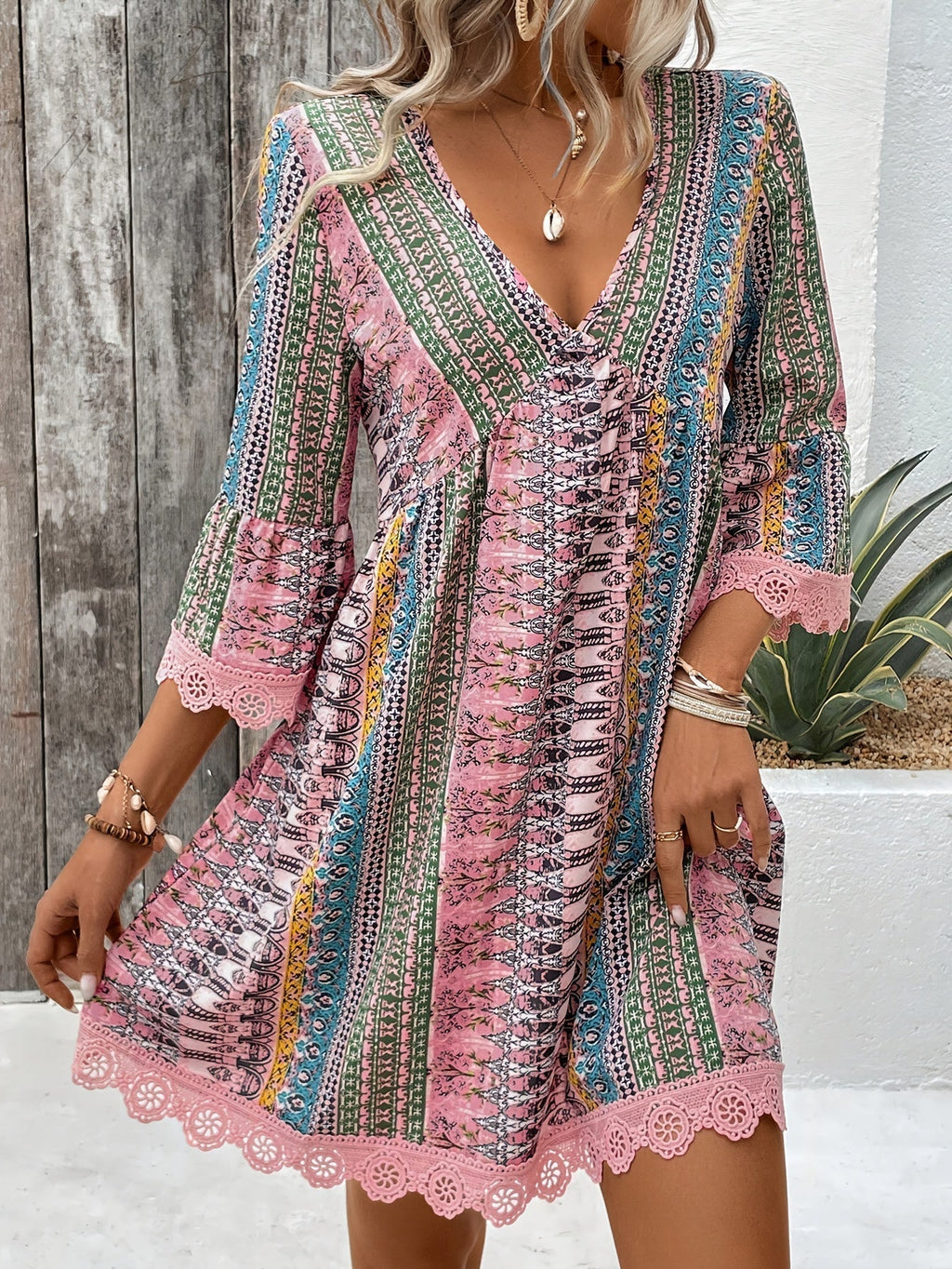GR | Elegant dress with V-neck and lace trim