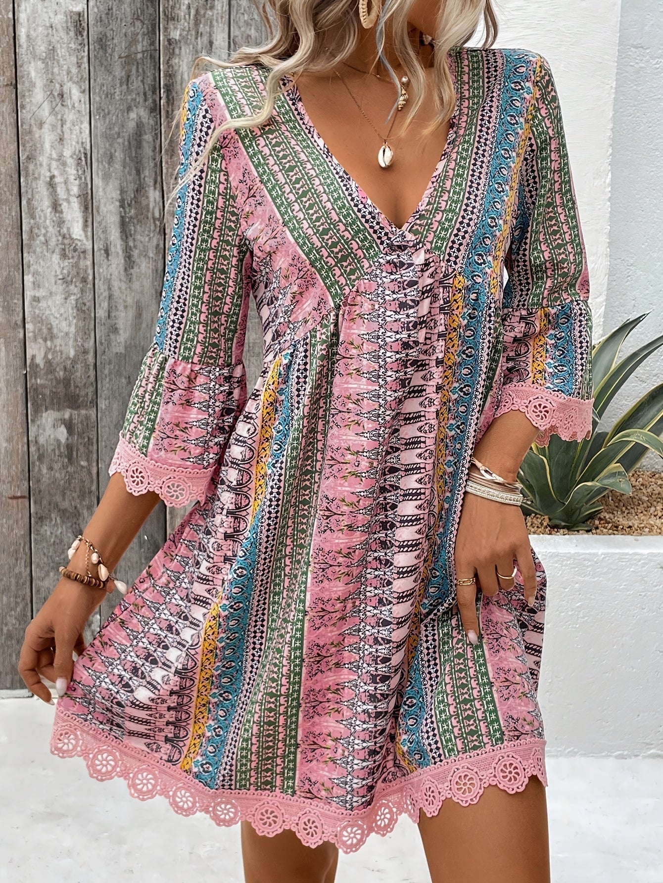 GR | Elegant dress with V-neck and lace trim