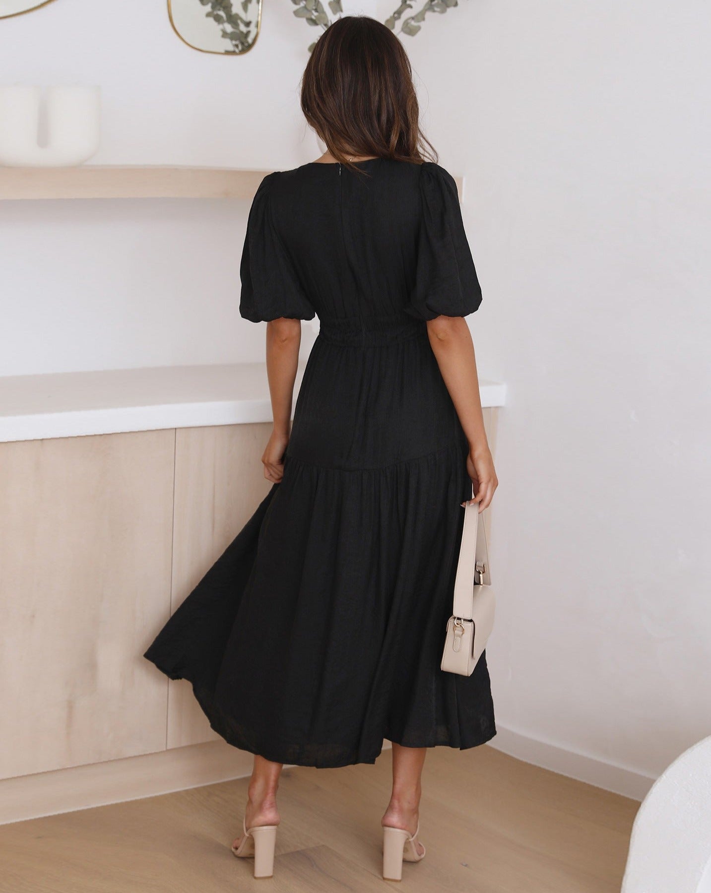 GR | Elegant dress with V-neck and puff sleeves