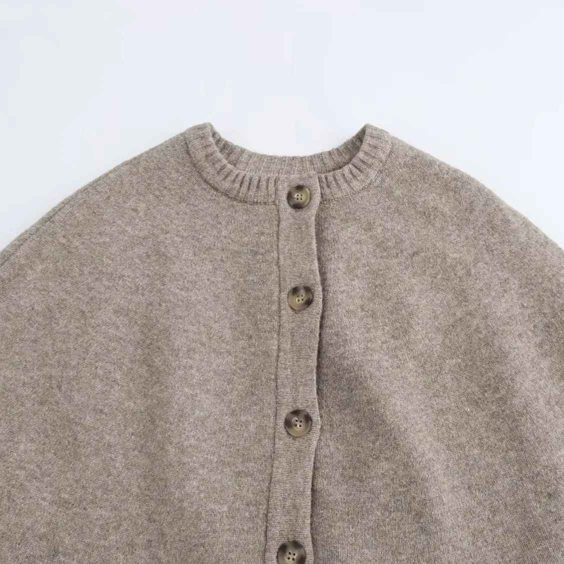 GR | Elegant button-up cape