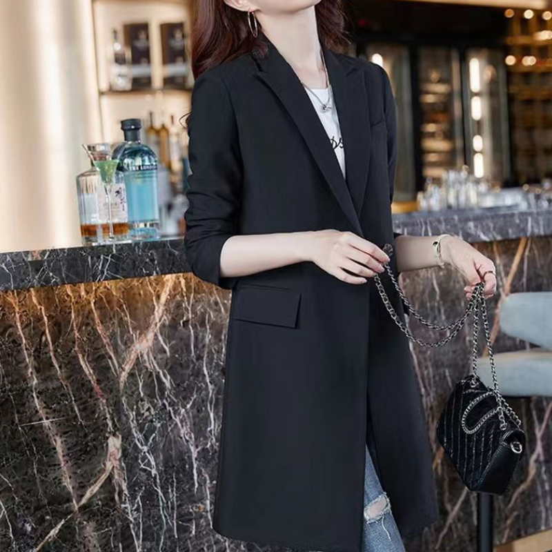 GR | Elegant long women's blazer with flap pockets and lapel collar