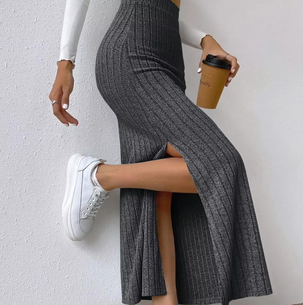 GR | Long high-waisted knit skirt