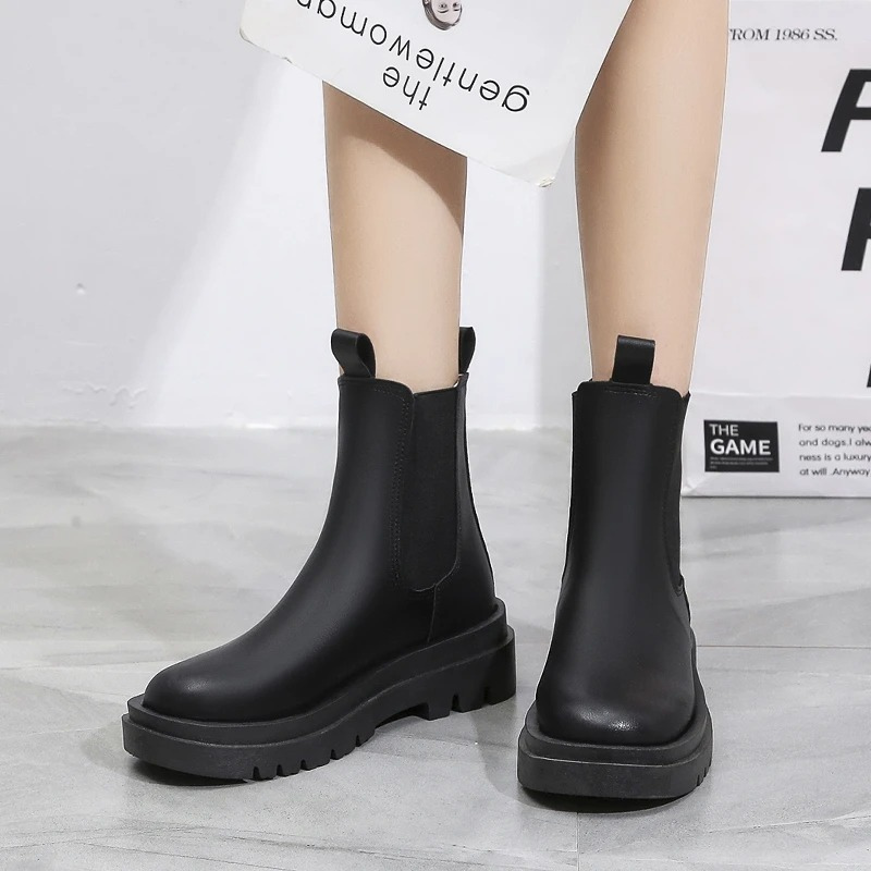 GR | Women's Chelsea Boots with Elastic Sides and Pull Tabs