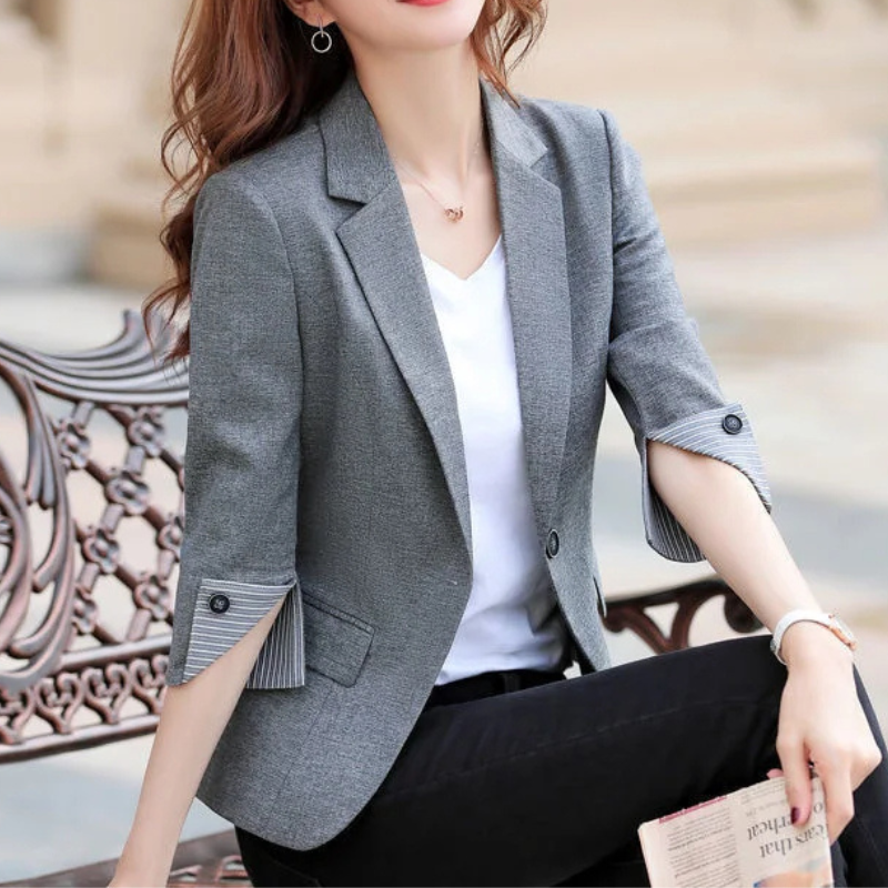 GR | Elegant women's blazer with button details. Ideal for the office.