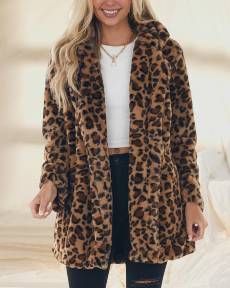WildElegance: Plush jacket with leopard print
