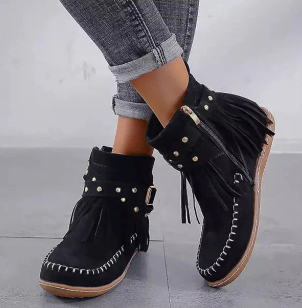 Warm vintage boots with fringe