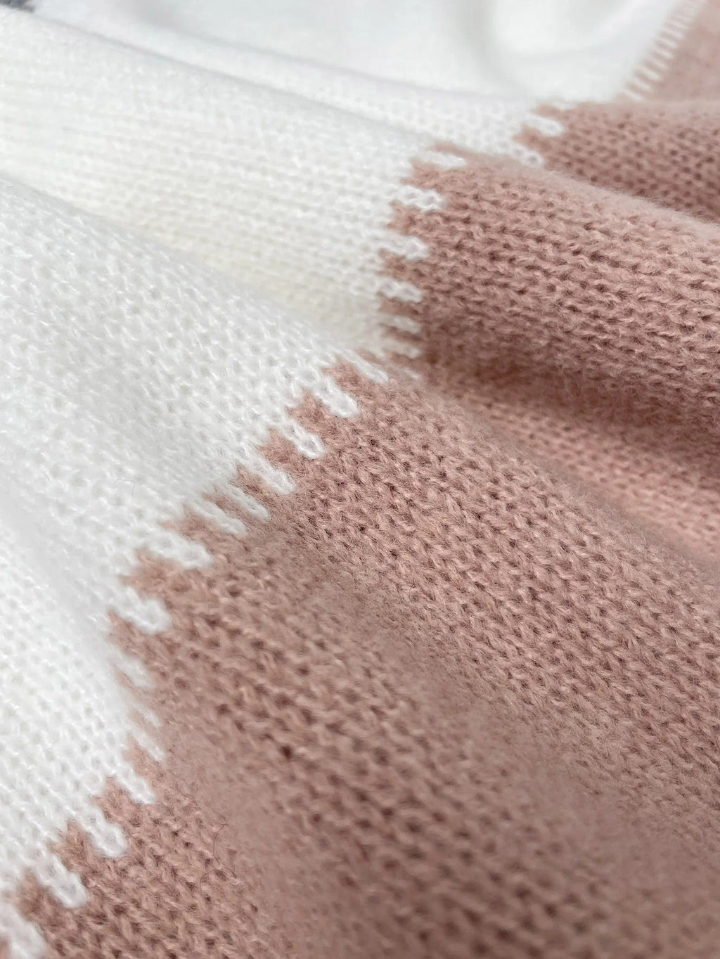 GR | Gemütlicher Moderner Pullover