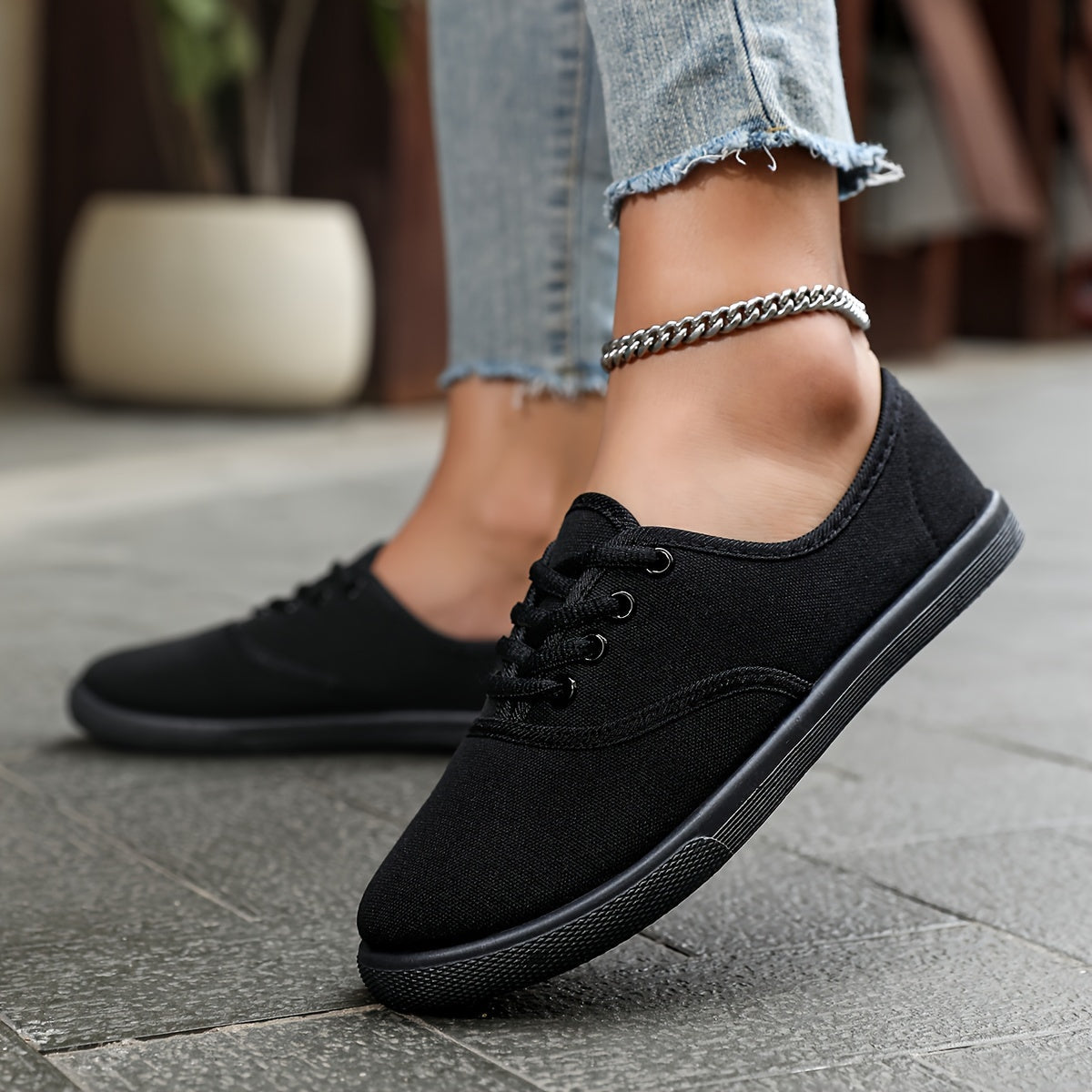 GR | Comfortable low-top canvas sneakers in white
