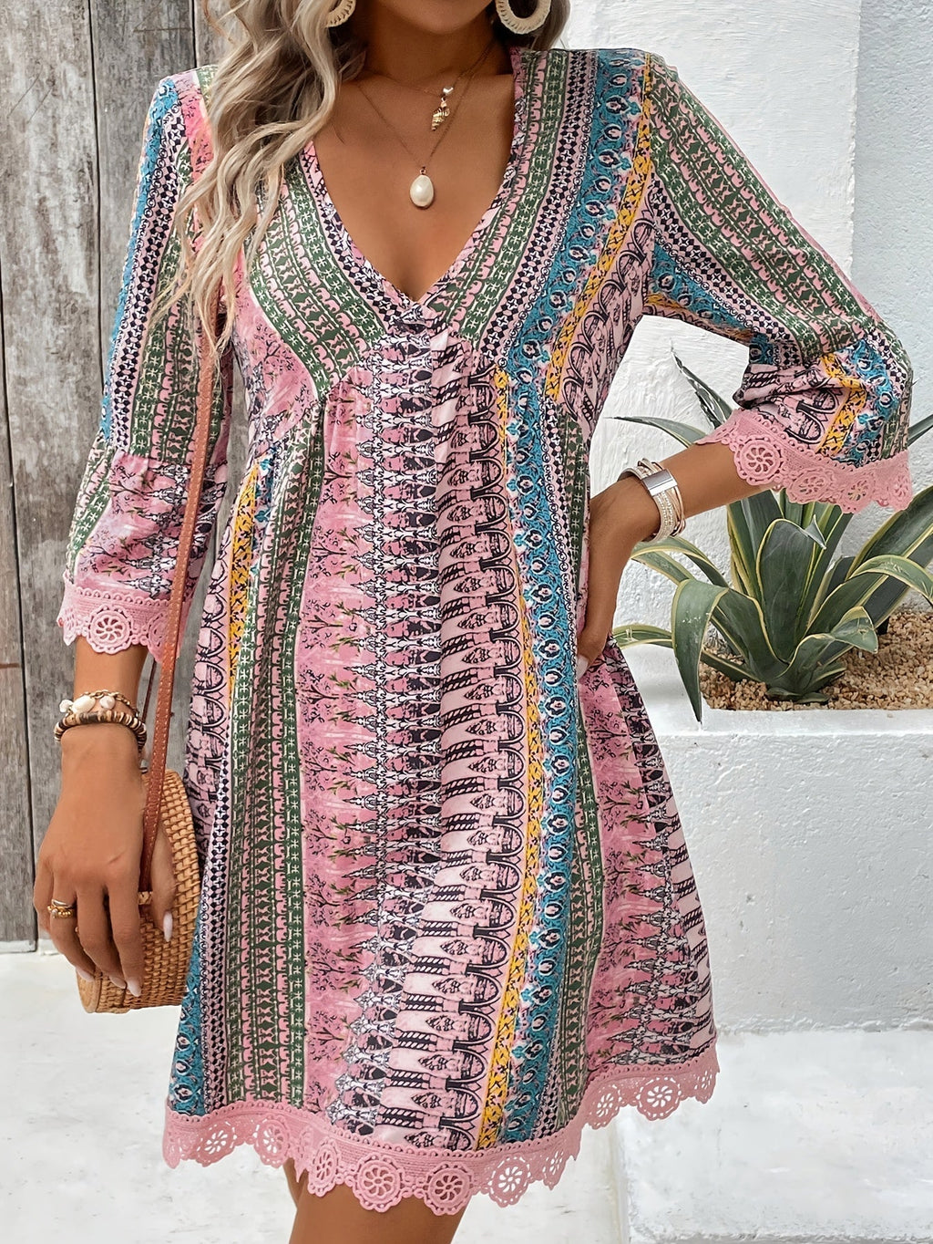 GR | Elegant dress with V-neck and lace trim