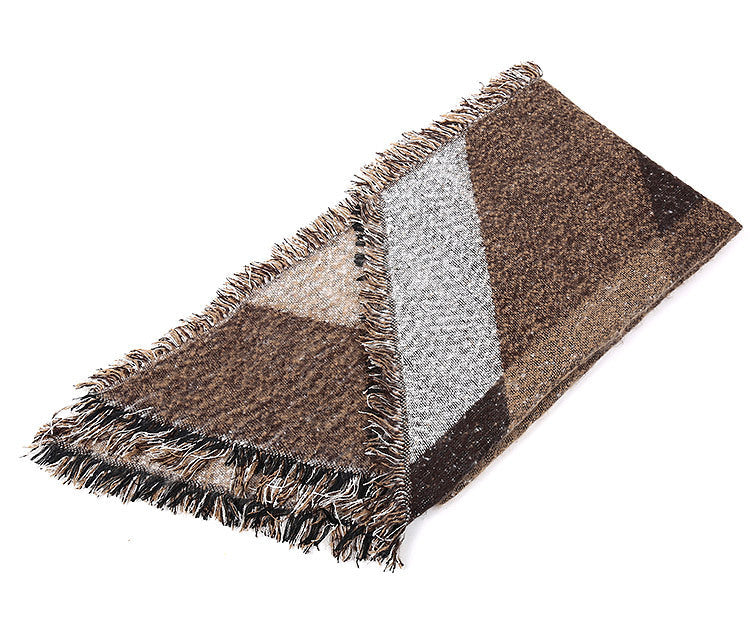 Women's elegant fringed scarf made of soft material with a geometric pattern, size [size missing]