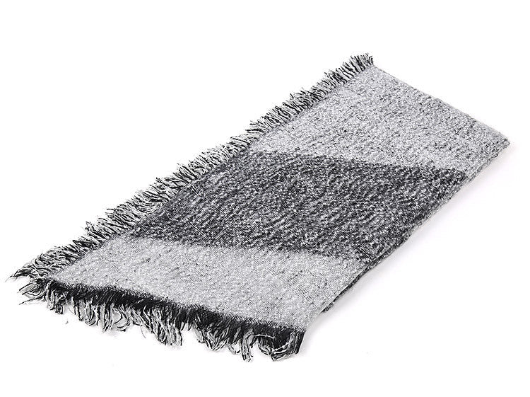 Women's elegant fringed scarf made of soft material with a geometric pattern, size [size missing]