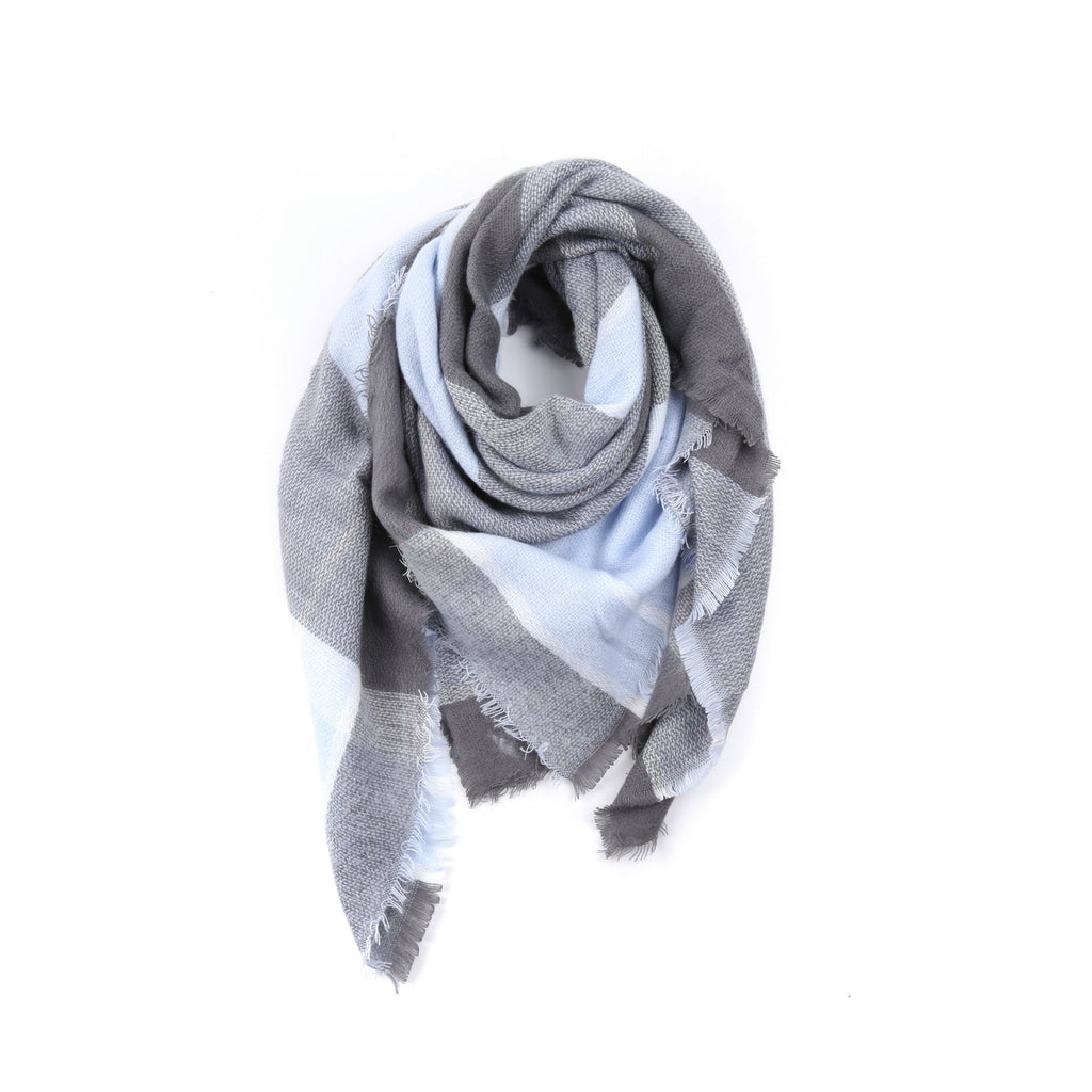 Women's checked scarf made of high-quality material with fringed edges, size