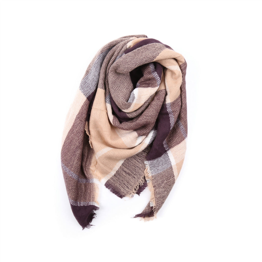 Women's checked scarf made of high-quality material with fringed edges, size