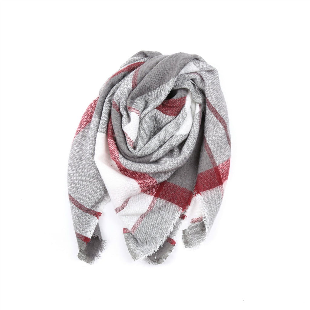 Women's checked scarf made of high-quality material with fringed edges, size