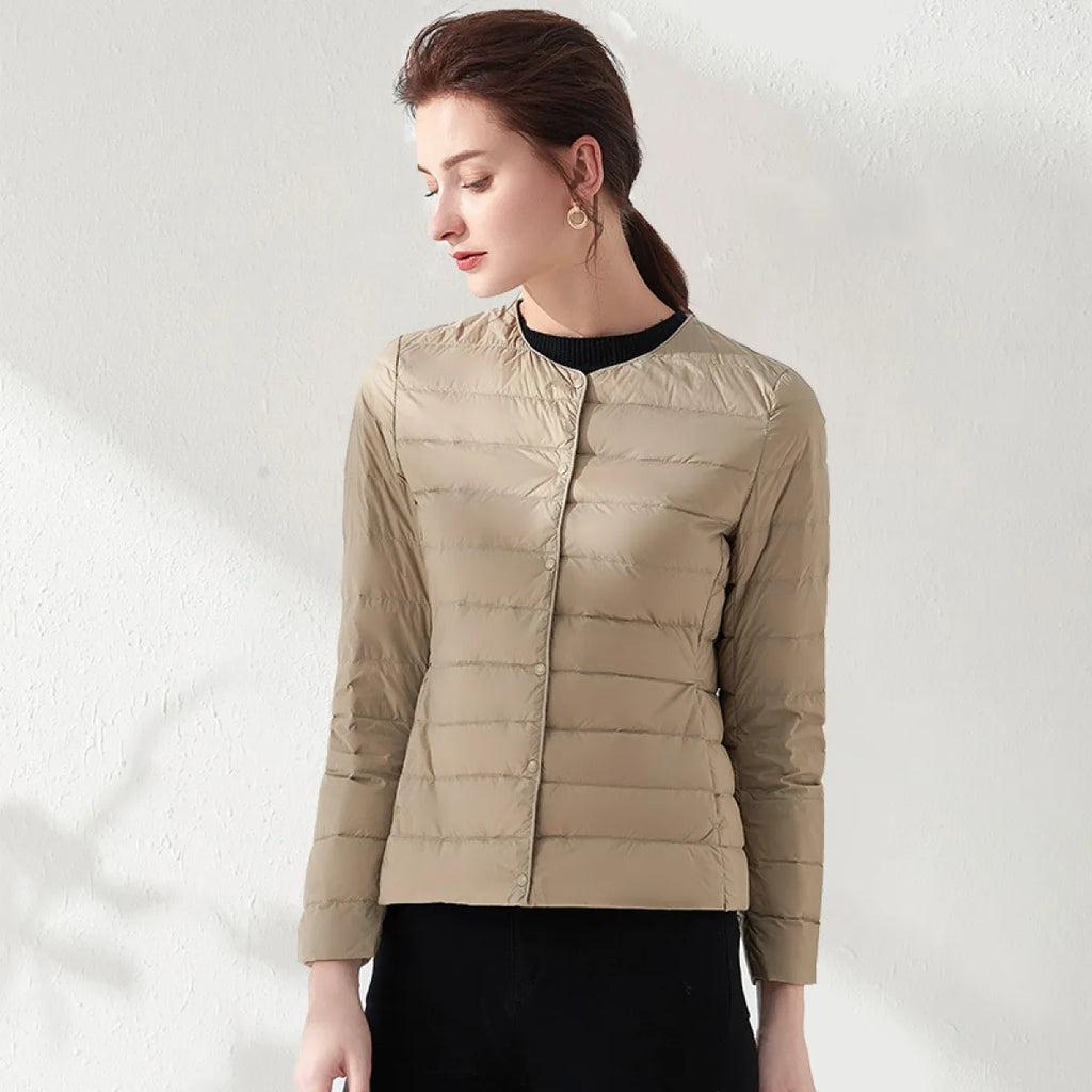 GR | Lightweight, collarless and figure-hugging quilted jacket for women