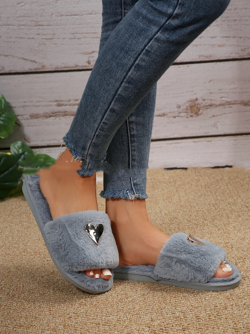 GR | Slippers - Women's slippers with heart detail and open toe