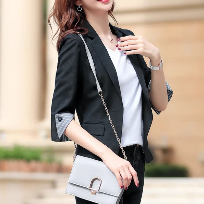GR | Elegant women's blazer with button details. Ideal for the office.
