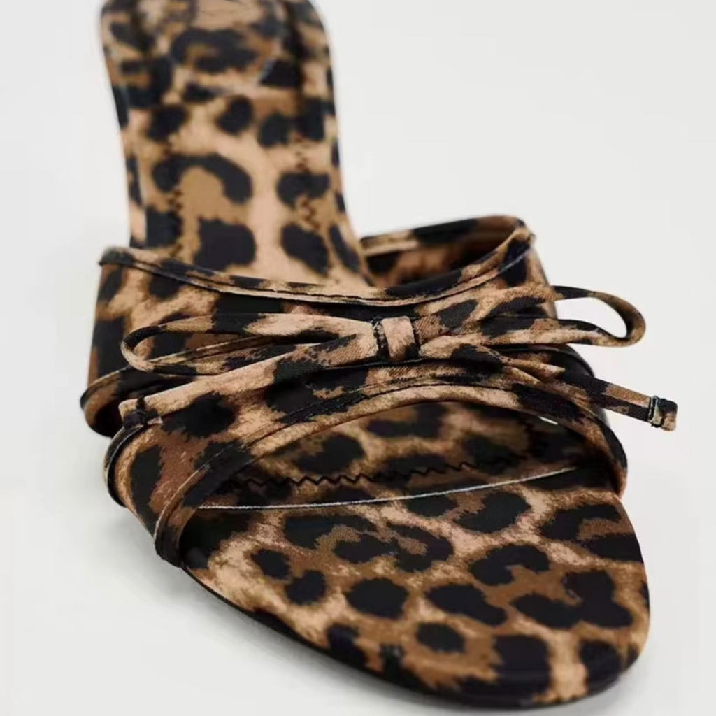 GR | High-heeled slippers with leopard print