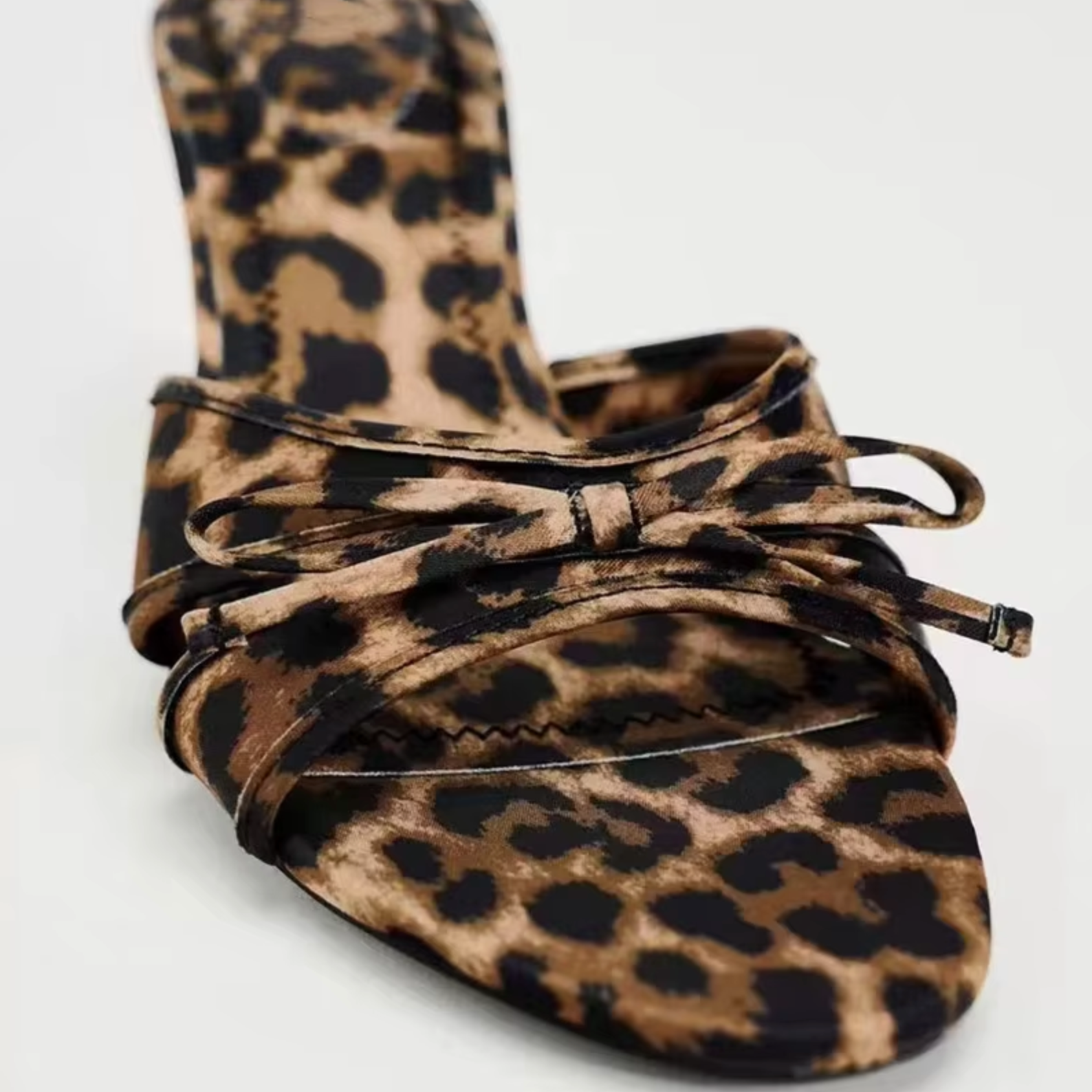 GR | High-heeled slippers with leopard print