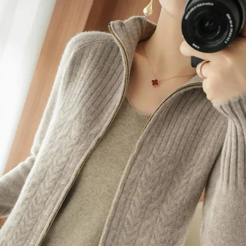 GR | Women's knitted jacket with zipper and cable knit details