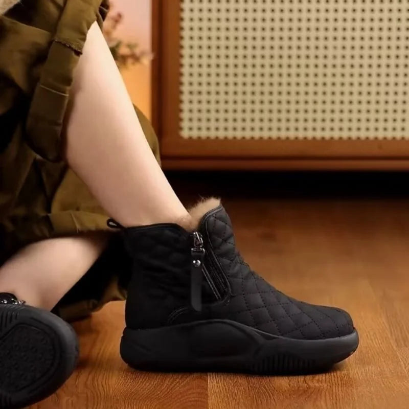 Short boots with side chain