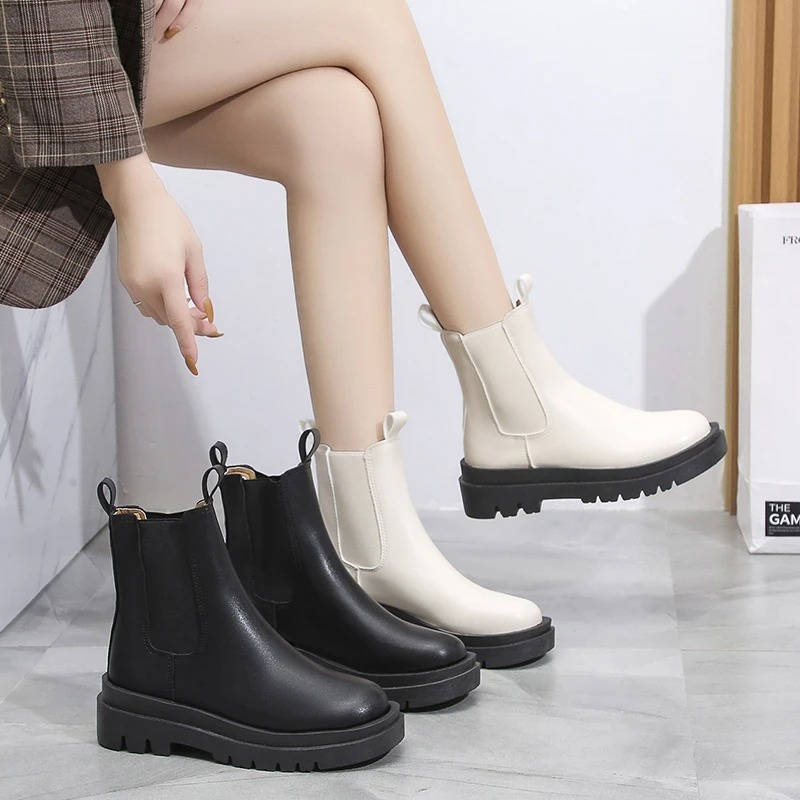 GR | Women's Chelsea Boots with Elastic Sides and Pull Tabs