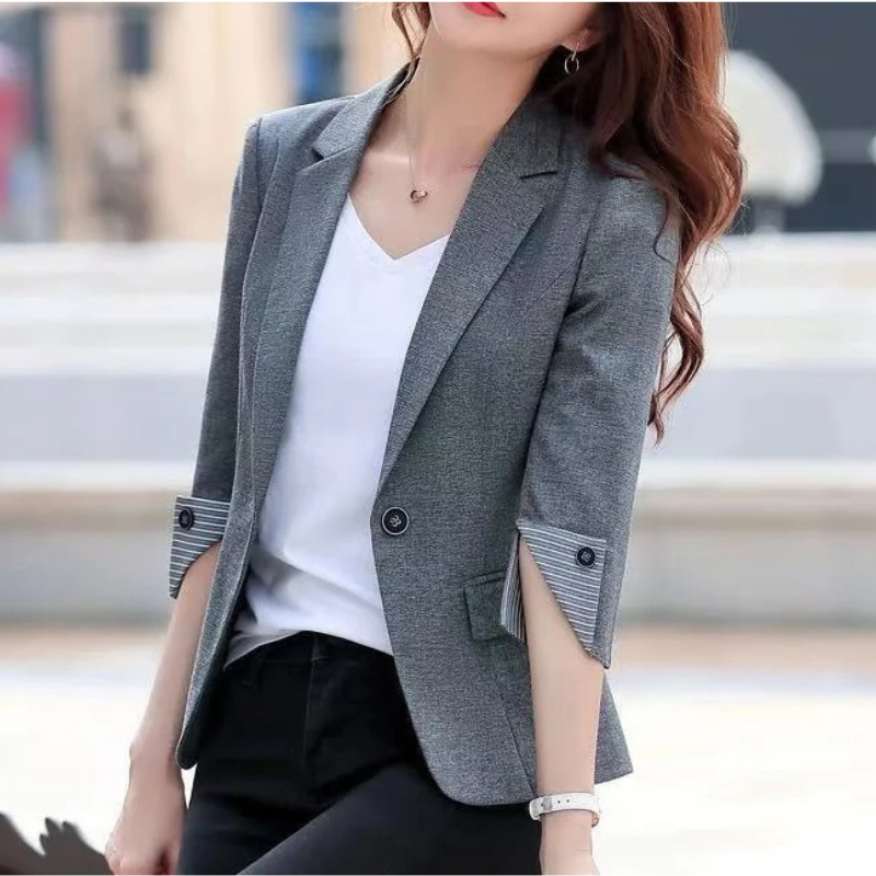 GR | Elegant women's blazer with button details. Ideal for the office.