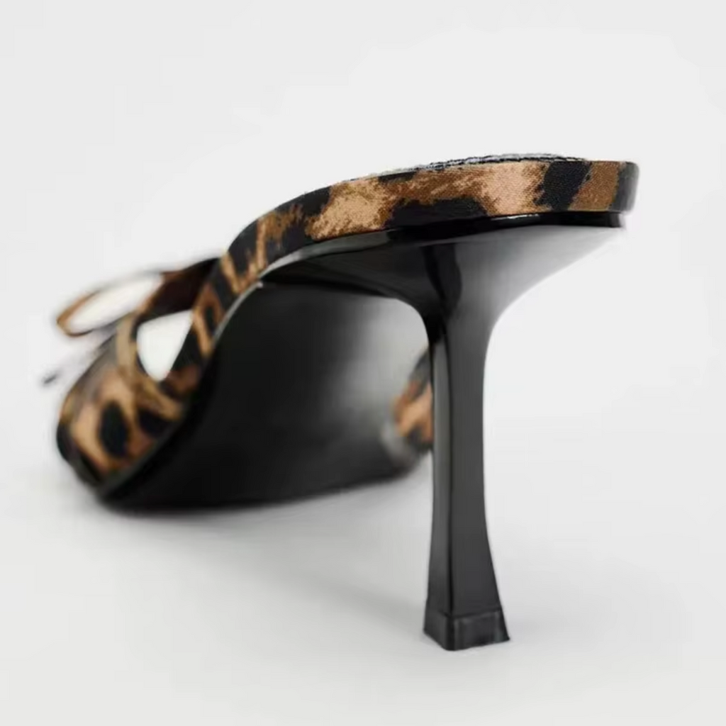 GR | High-heeled slippers with leopard print