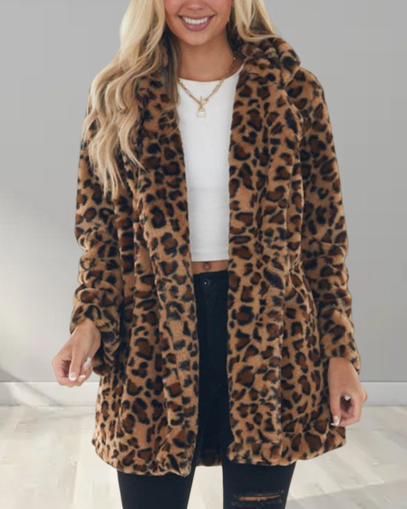 WildElegance: Plush jacket with leopard print