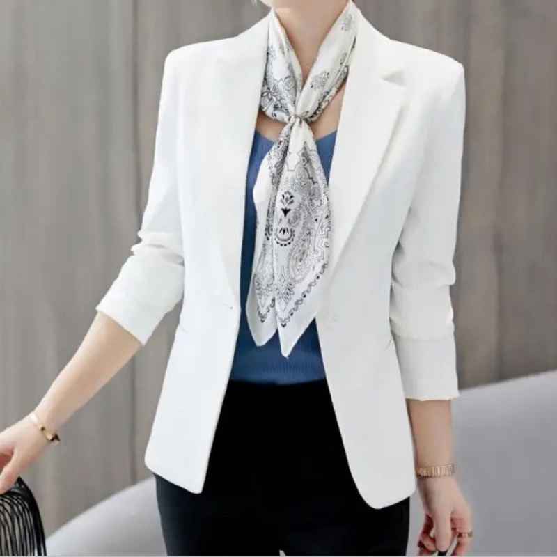 GR | Elegant women's blazer with long sleeves. Perfect for work.