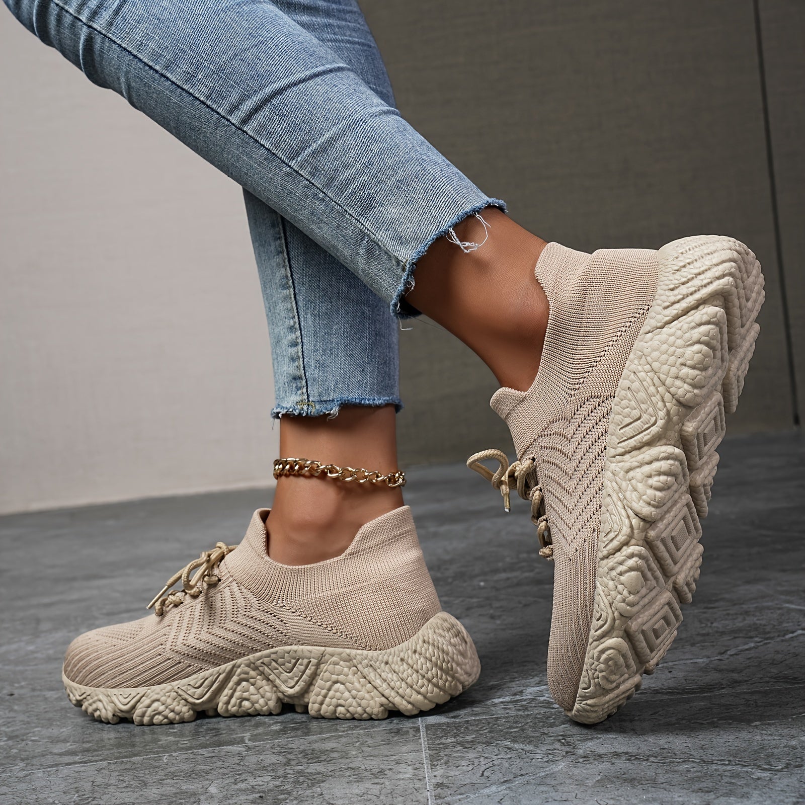GR | Breathable low-top sneakers in a solid color