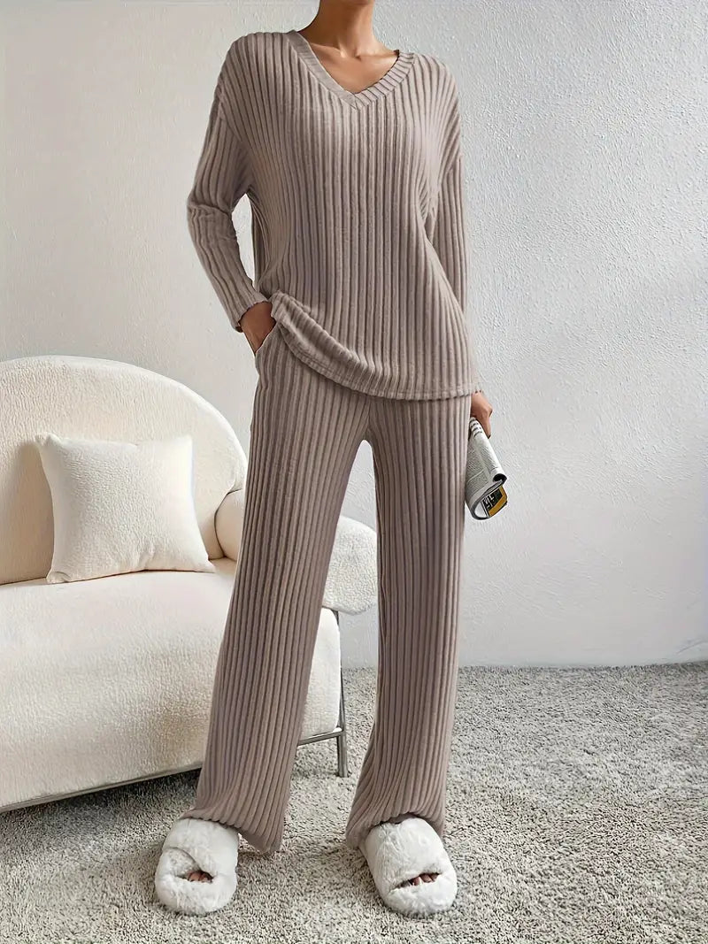 GR 2-piece set | Elegant ribbed women's suit with V-neck sweater and matching trousers
